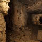 Qui gli spazi si fanno sempre pi� angusti e tetri data la mancanza totale di luce derivante dall�esterno. Proseguiamo per una decina di metri, quasi perdendoci tra i vari ambienti concatenati tra loro...